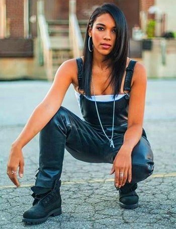One eyed pose of Aaliyah