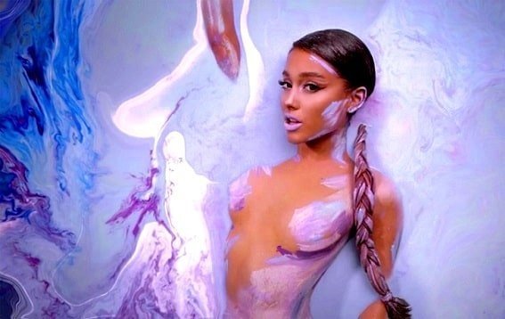 Ariana Grande sleeps nude