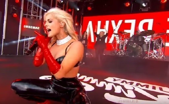 Live performance of Bebe Rexa