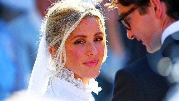 Ellie Goulding is a wedding singer