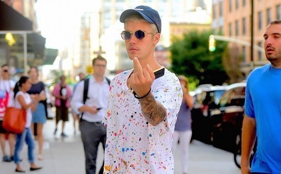 Angry Justin Bieber shows middle finger to crazy fans