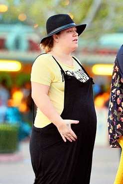 A pregnant Kelly Clarkson