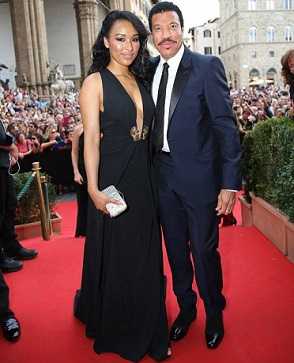 Lionel Richie dating Lisa Parigi 35 years younger to him