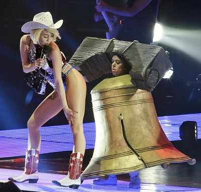 Miley Cyrus twerks on the Liberty Bell