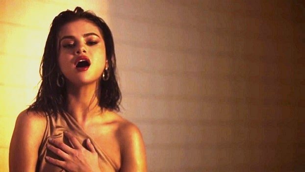 Topless pics of Selena Gomez