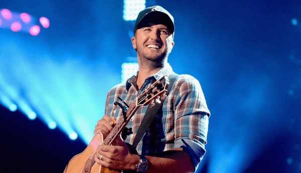 Live performance of Luke Bryan