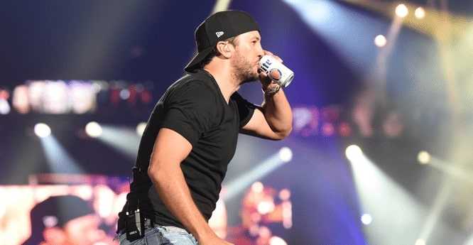 Live performance of Luke Bryan