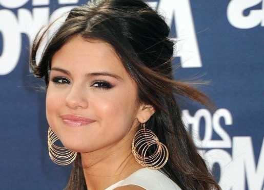 Cute smile of Selena Gomez