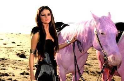 Selena Gomez spray painted a horse pink for her music video
