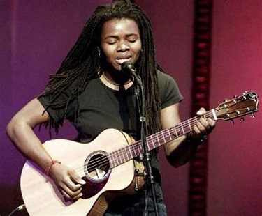 Tracy Chapman came out as lesbian in late 1980s without any fear or apprehension.